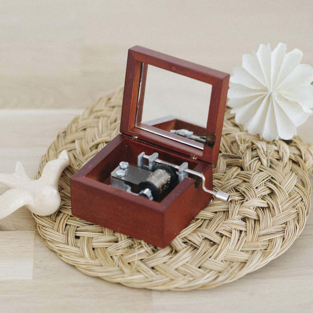 Lacquered wood music box with a heart and the thread of fate